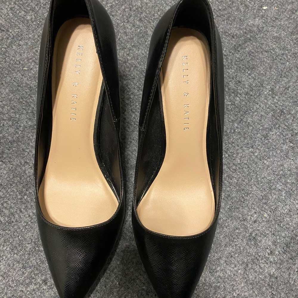 NWOT black pumps